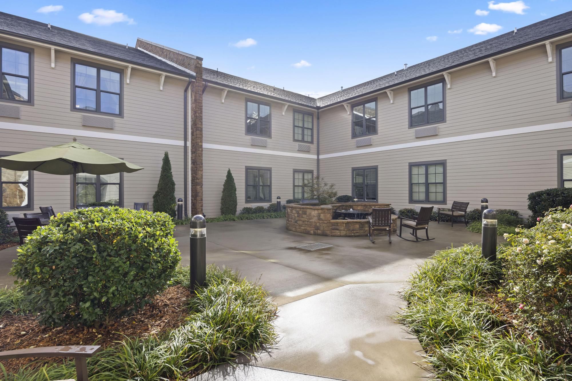 Brickmont at Acworth outdoor courtyard