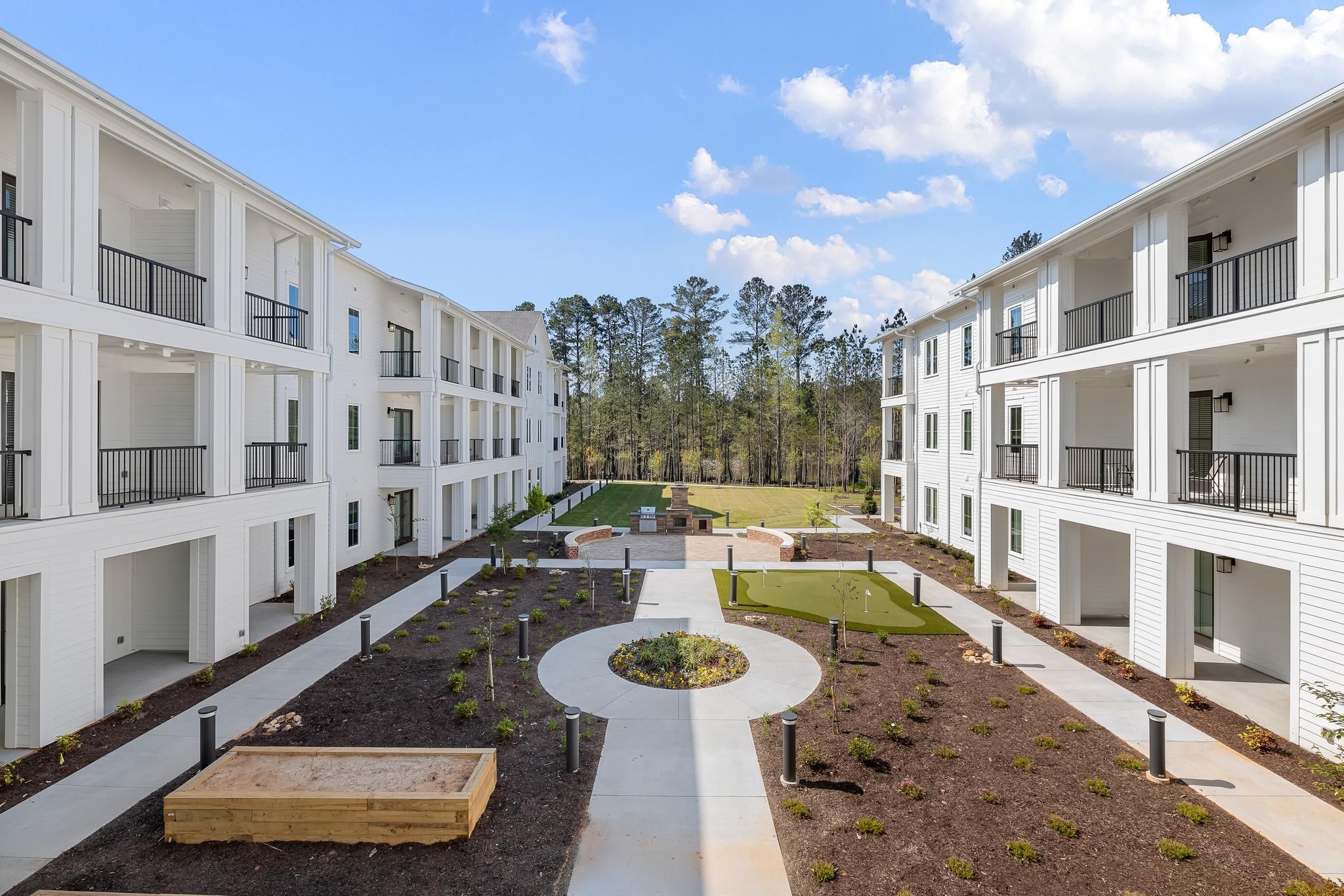 The Claiborne at Newnan Lakes outdoor courtyard view