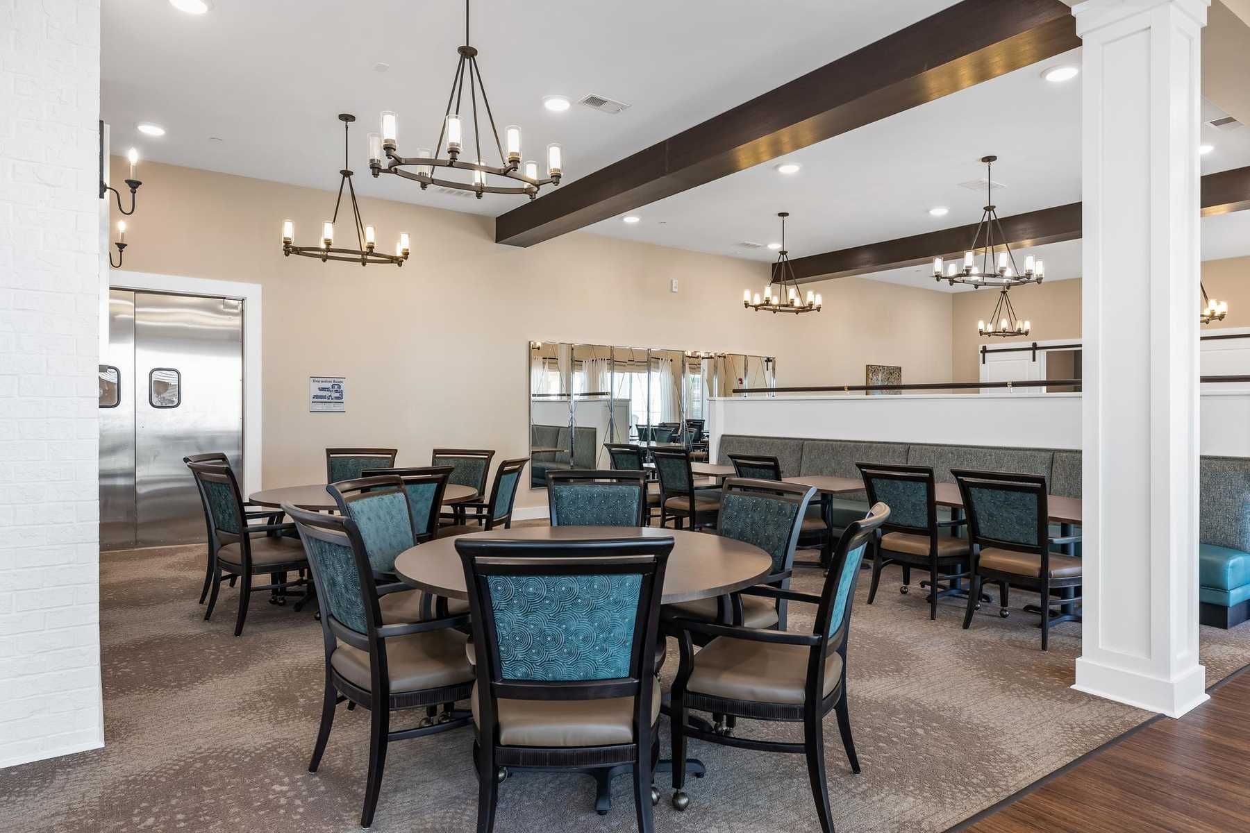 The Claiborne at Newnan Lakes assisted living dining area