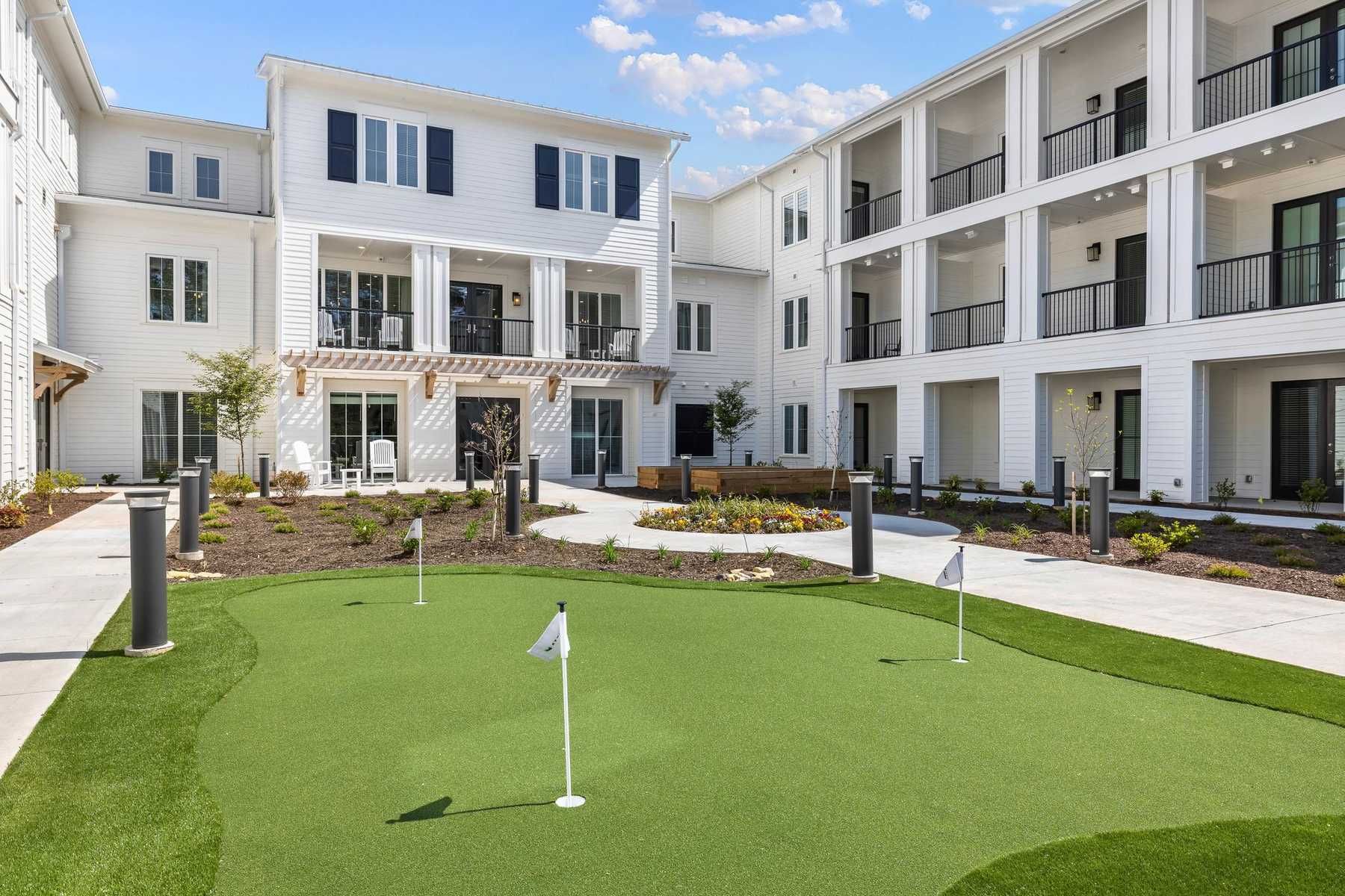 The Claiborne at Newnan Lakes outdoor putting green at senior living community