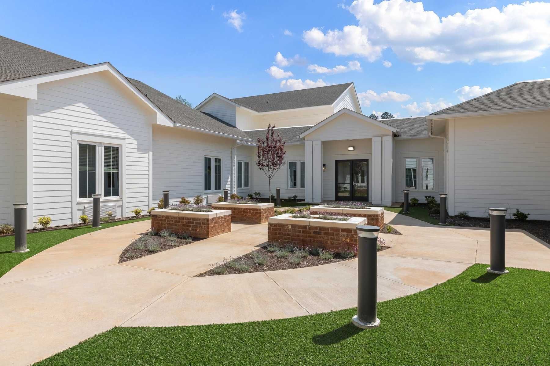 The Claiborne at Newnan Lakes memory care outdoor area with fountain