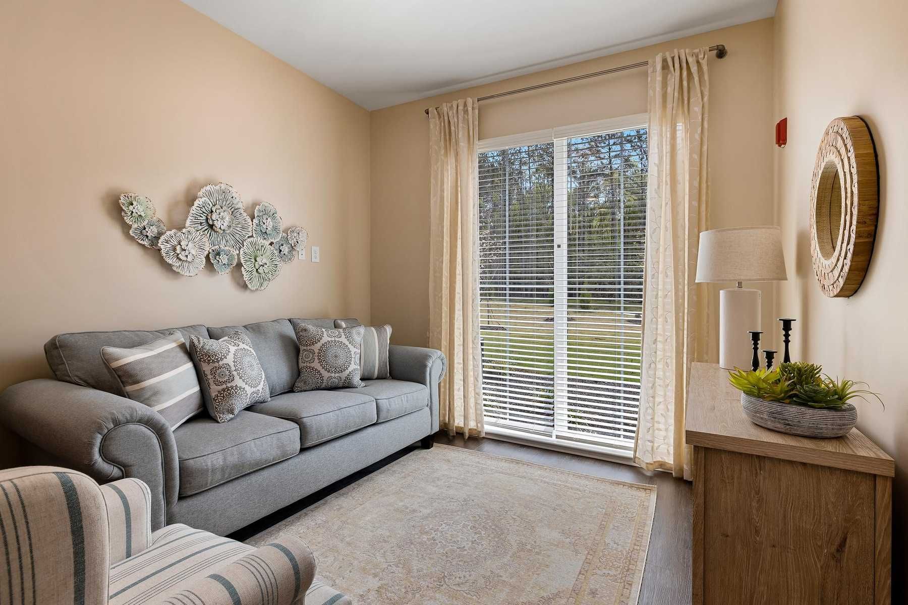 The Claiborne at Newnan Lakes assisted living apartment living room