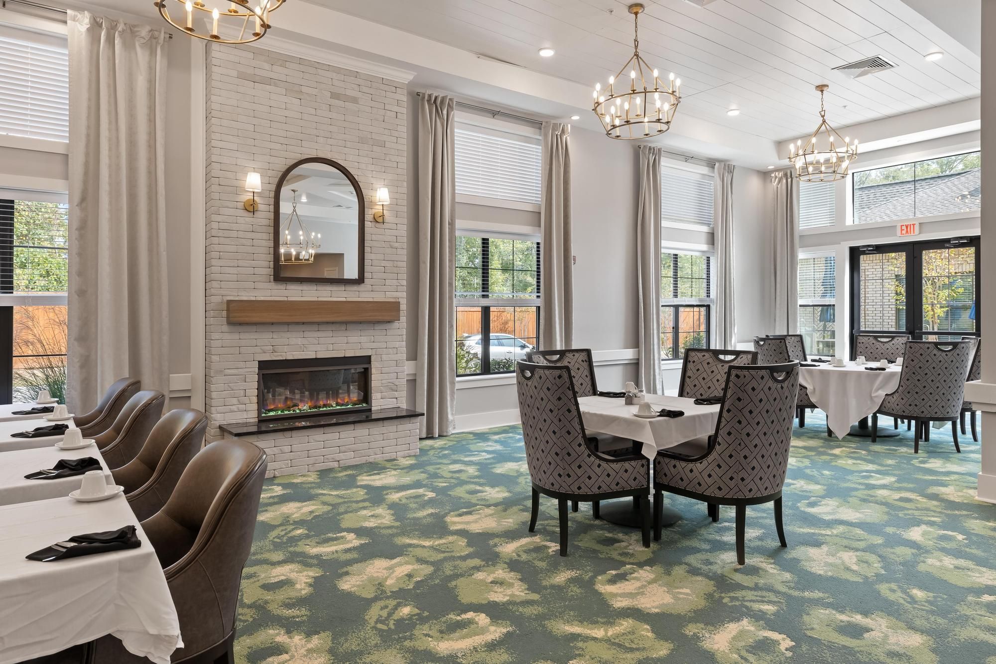 The Preserve at Meridian dining area for senior residents with tables and chairs and chandeliers