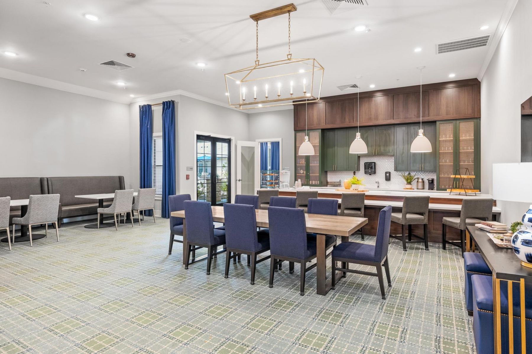 The Preserve at Meridian bistro and bar area in senior living community with table, booth, and bar seating