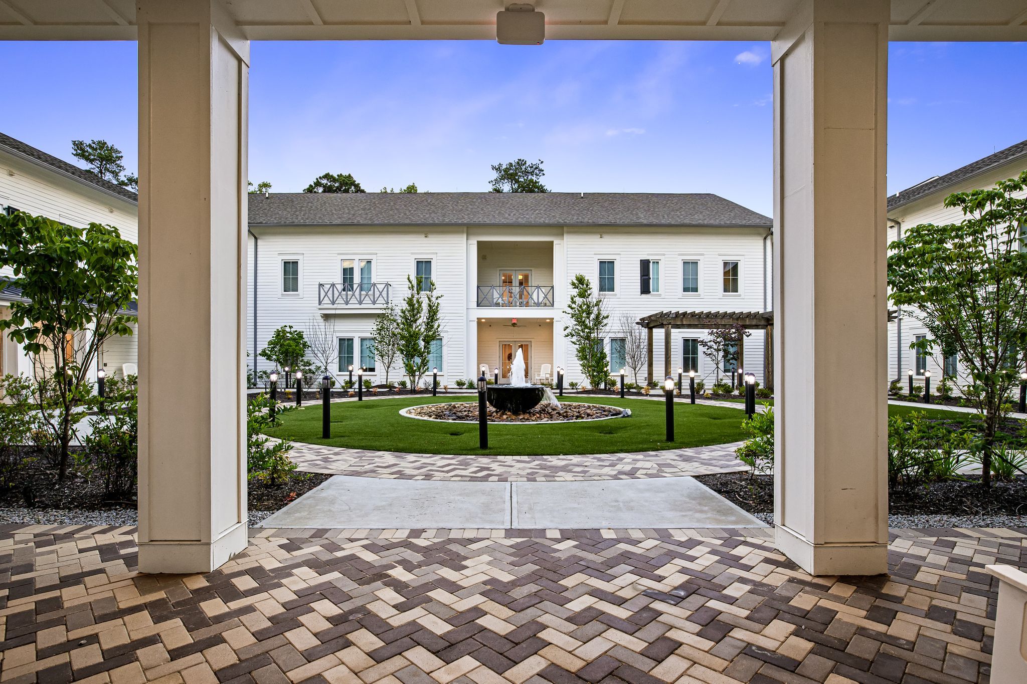 The Claiborne at Shoe Creek outdoor courtyard view with fountain