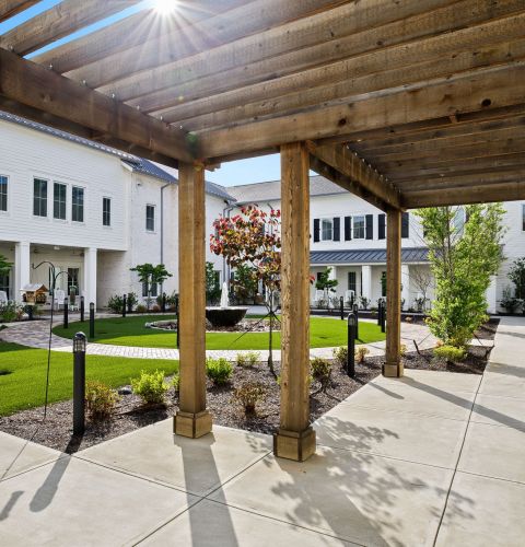 The Claiborne at Shoe Creek outdoor courtyard with fountain and terrrace