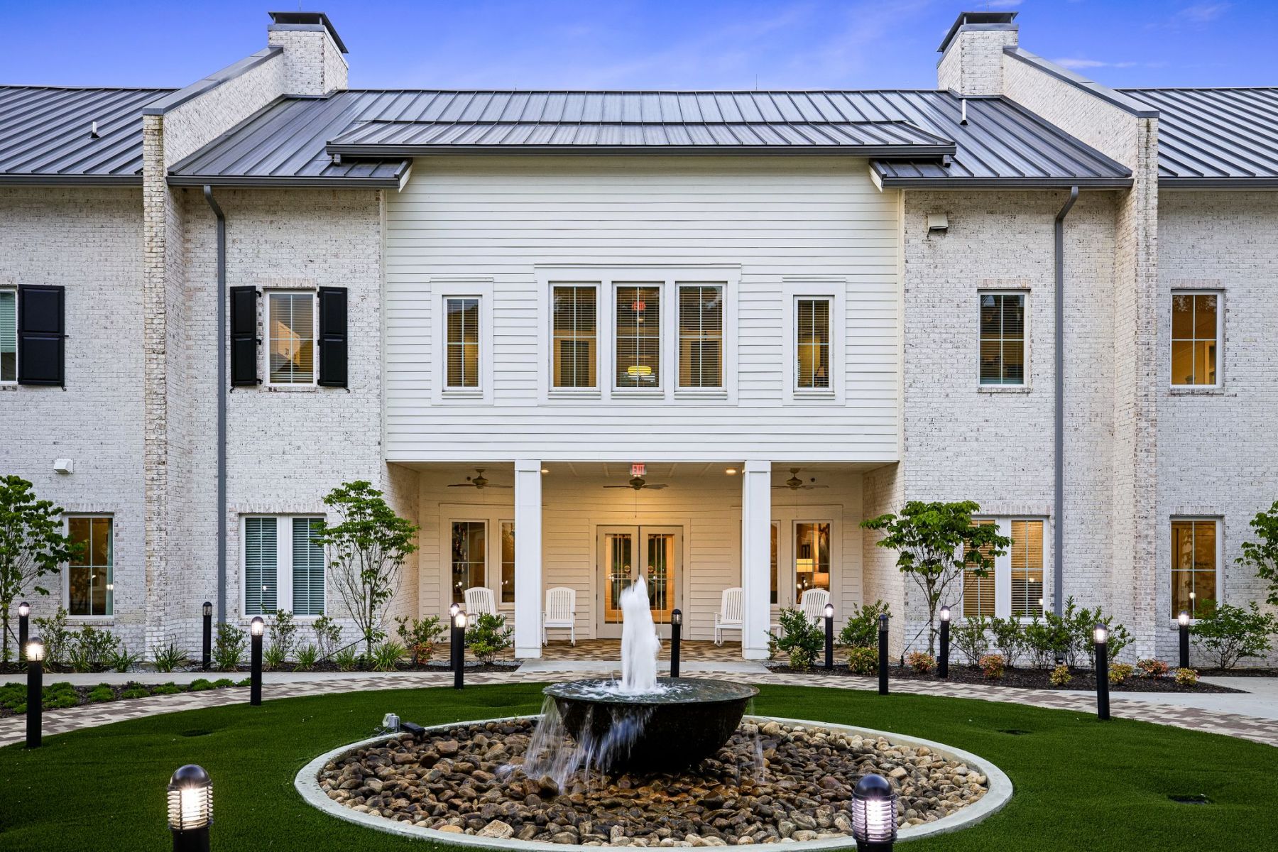 The Claiborne at Shoe Creek outdoor courtyard view with fountain