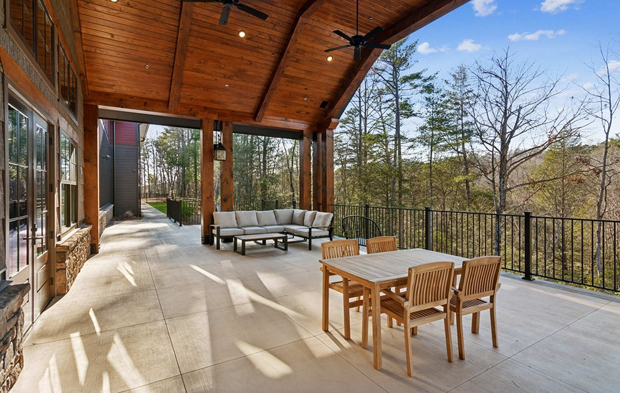 The Timbers on Blackwell Creek covered patio dining area