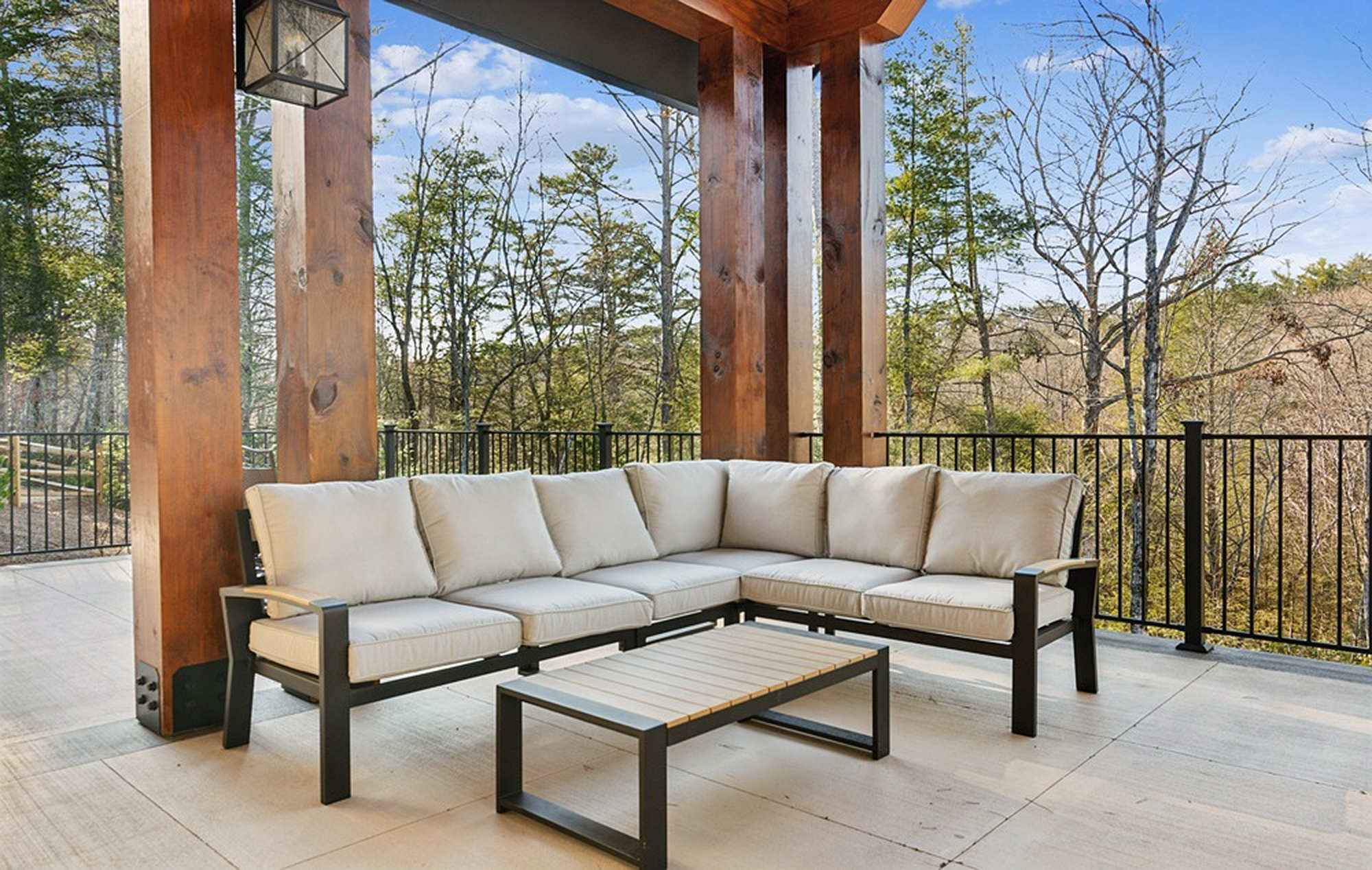The Timbers on Blackwell Creek covered patio lounge