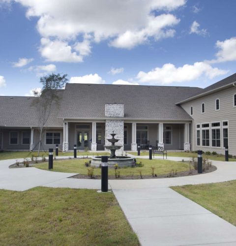 The Claiborne at Thibodaux outdoor courtyard at senior living community